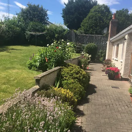 Дом отдыха Large 5 Bedroom In Shankill South