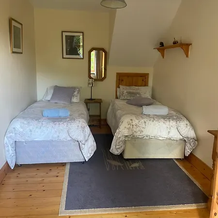 Large 5 Bedroom In Shankill South بيت للعطل