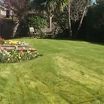 Large 5 Bedroom In Shankill South بيت للعطل *