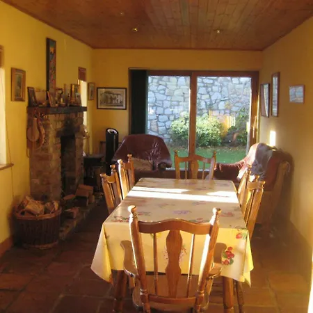 Large 5 Bedroom In Shankill South 度假居 *